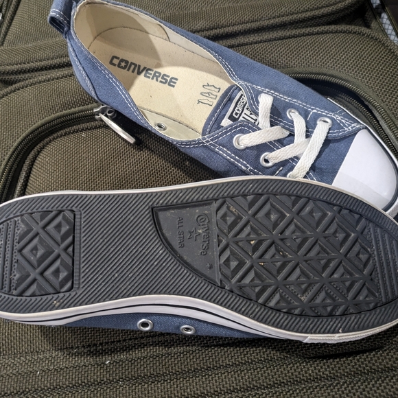 Women's converse size 7.5 - Picture 2 of 2